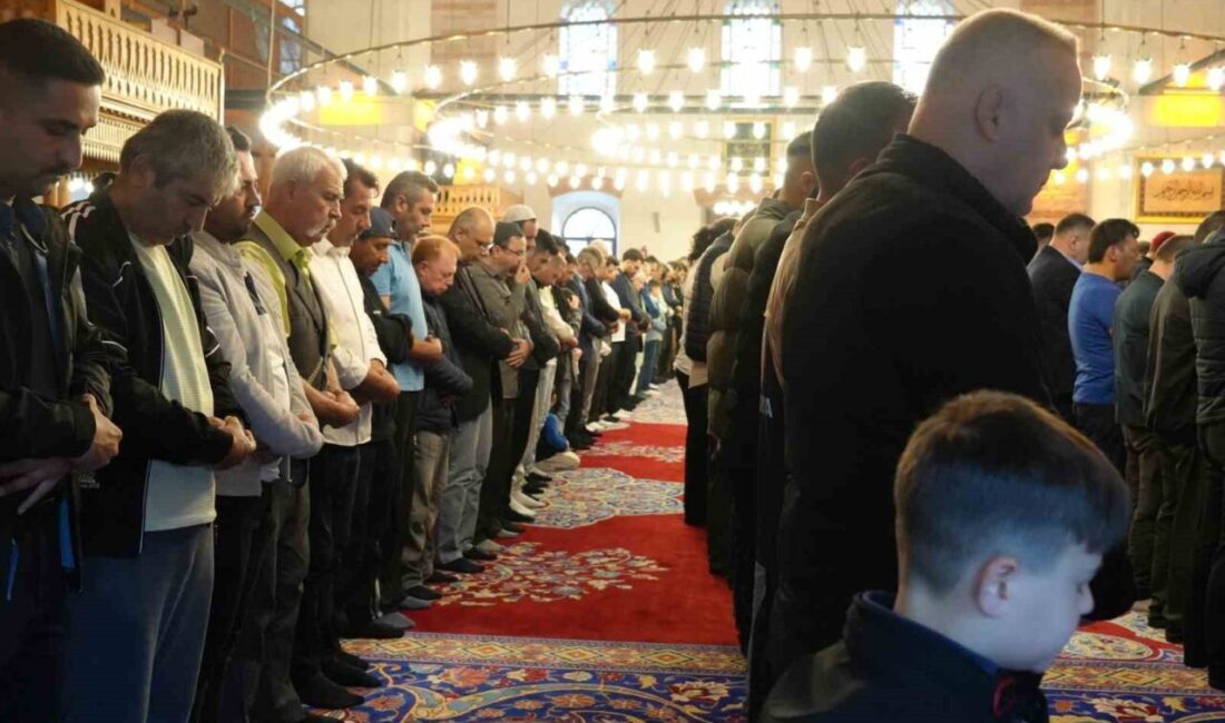 Kurban Bayramı sabahı Balıkesir il protokolü ve çok sayıda vatandaş