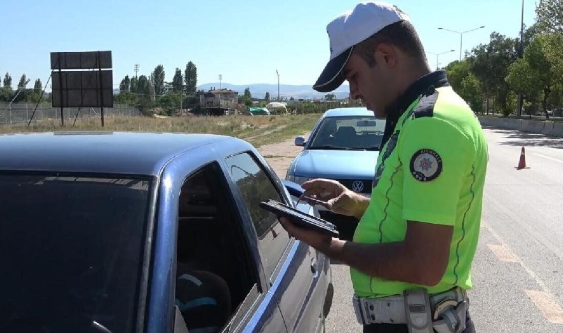 Balıkesir’de polis ekipleri uyuşturucu, kaçakçılık ve trafikte yoğun denetim gerçekleştirdi.