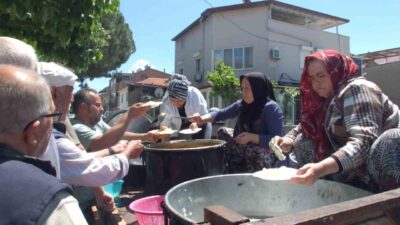 Burhaniye ilçesinde, Cumhuriyet Mahallesinde 30 yıllık geleneksel mahalle hayrı yapıldı.