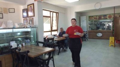 Burhaniye ilçesinde, Sanayi Caddesinde Ege Mutfağı adlı lokantanın işletmecide çalışanları
