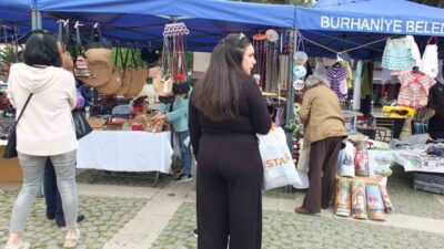 Burhaniye ilçesinde, her hafta pazartesi günleri Hamarat Eller Pazarında satış
