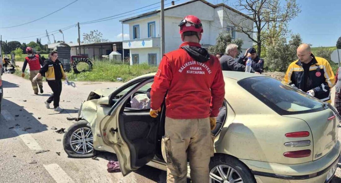 Balıkesir’in Susurluk ilçesinde iki otomobilin çarpışması sonucu meydana gelen trafik