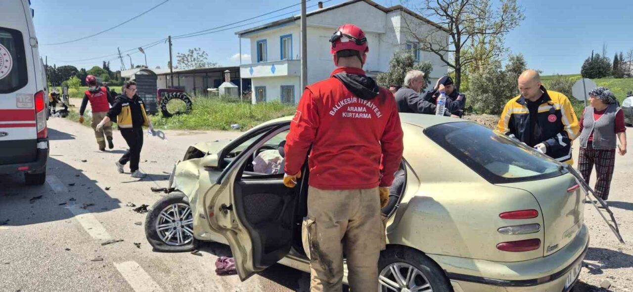 Balıkesir’in Susurluk ilçesinde iki otomobilin çarpışması sonucu meydana gelen trafik