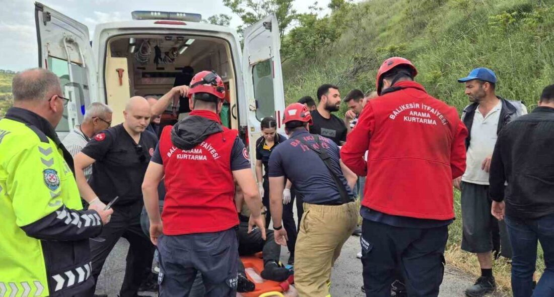 Balıkesir-Bursa karayolunda sürücüsünün kontrolünden çıkan tır yan yattı. Kazada sıkışan