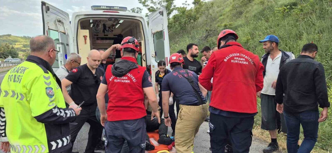 Balıkesir-Bursa karayolunda sürücüsünün kontrolünden çıkan tır yan yattı. Kazada sıkışan