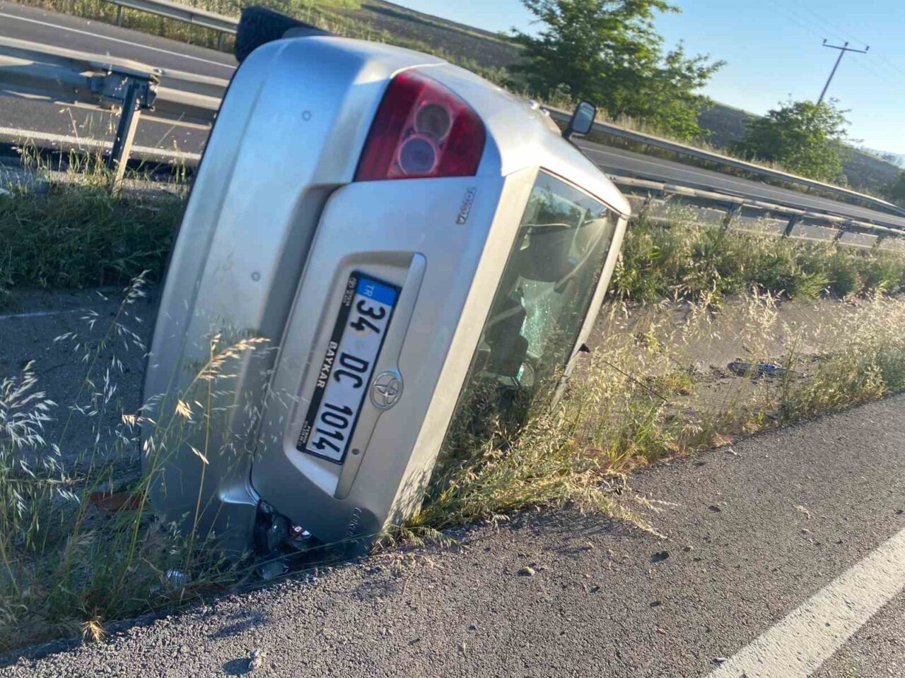 Balıkesir-Bursa kara yolunda meydana gelen tek taraflı trafik kazasında araç