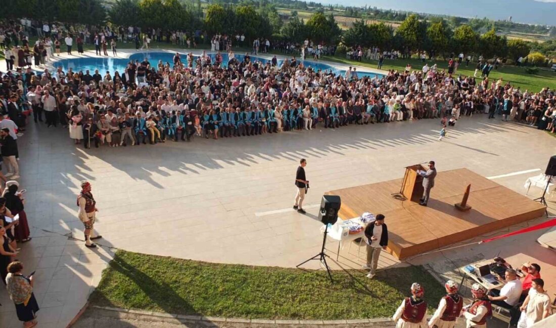 Burhaniye ilçesinde, Uygulamalı Bilimler Fakültesi ilk mezunlarını verdi. Fakülteden mezun
