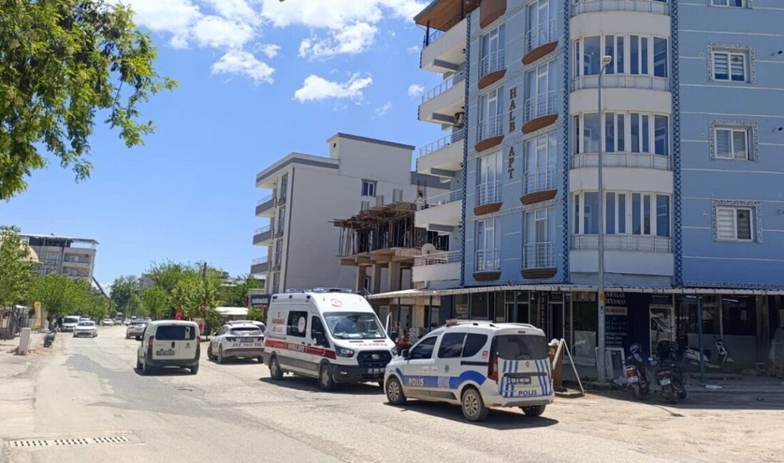 Adıyaman’da, balkona çıkarak atlayacağı iddia edilen şahsı polis ekipleri ikna
