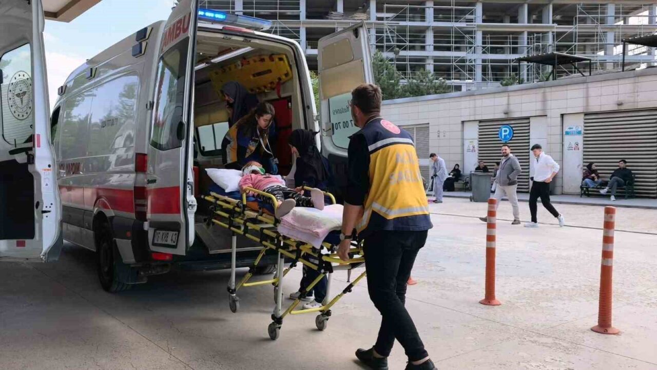 Bursa’nın İnegöl ilçesinde balkonda oynarken başına mermer düşen çocuk ağır