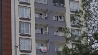 Adıyaman’da, bir şahıs balkondan kendini sarkıtarak ekipleri harekete geçirdi. Edinilen