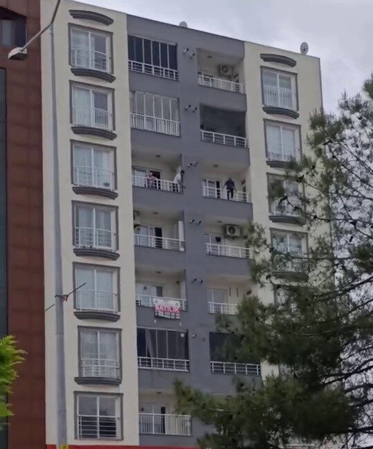 Adıyaman’da, bir şahıs balkondan kendini sarkıtarak ekipleri harekete geçirdi. Edinilen