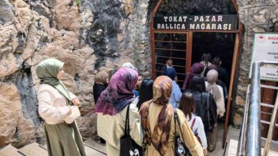 Tokat’ın Pazar ilçesindeki Ballıca Mağarası, sarkıtlarıyla görenleri mest ediyor. Pazar
