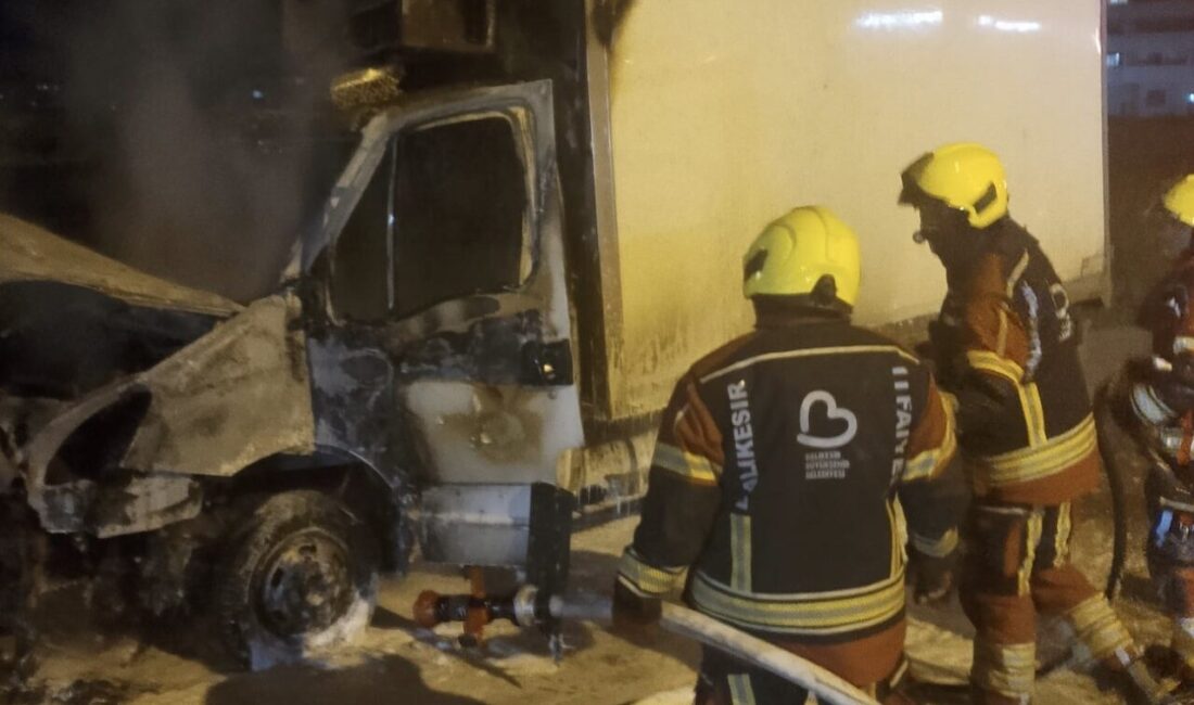 Balıkesir’in Bandırma ilçesinde bir otomobilde çıkan yangın, itfaiye ekiplerinin zamanında