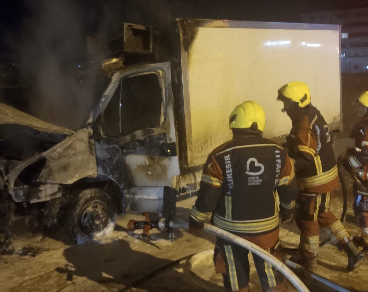 Balıkesir’in Bandırma ilçesinde bir otomobilde çıkan yangın, itfaiye ekiplerinin zamanında