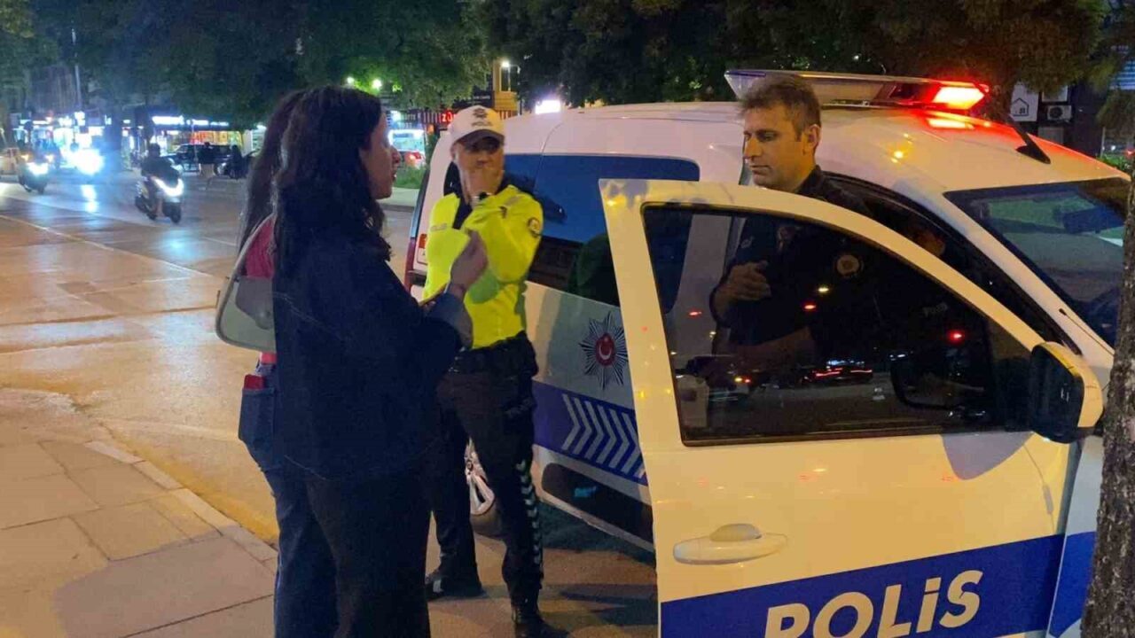 Bursa’nın İnegöl ilçesinde genç kızın örnek davranışı takdir topladı. Bankamatikte