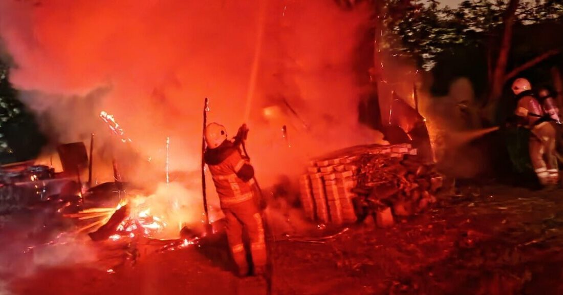 Bursa’nın İnegöl ilçesinde meydana gelen yangında bir baraka kullanılamaz hale