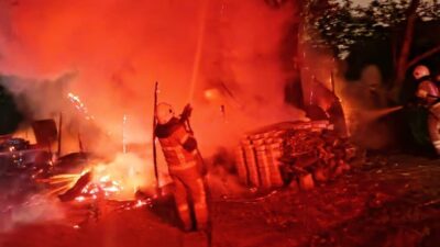 Bursa’nın İnegöl ilçesinde meydana gelen yangında bir baraka kullanılamaz hale