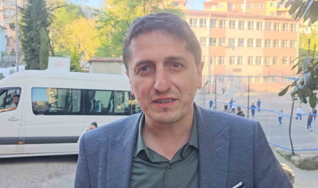 Zonguldak’ta düzenlenen “90’lar Konseri”nde öğrencileriyle birlikte sahneye çıkan ve sesi