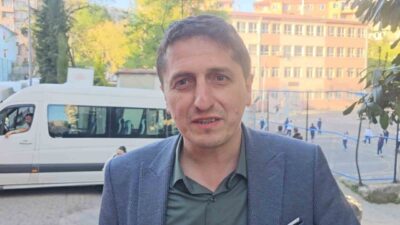 Zonguldak’ta düzenlenen “90’lar Konseri”nde öğrencileriyle birlikte sahneye çıkan ve sesi