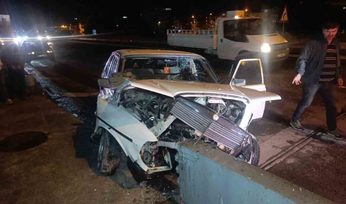 Antalya’nın Manavgat ilçesinde bariyerlere çarpıp kaza yapan sürücü olay yerinden