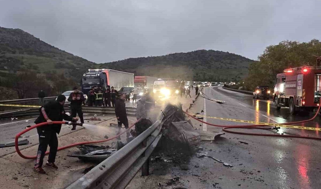 Afyonkarahisar’da bariyerlere çarptıktan sonra alev alan otomobilin sürücü hayatını kaybetti,