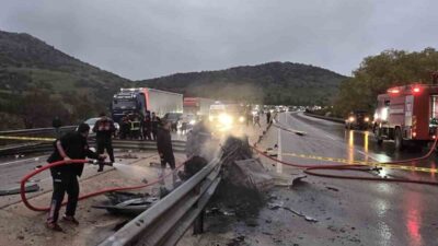 Afyonkarahisar’da bariyerlere çarptıktan sonra alev alan otomobilin sürücü hayatını kaybetti,