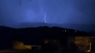 Bartın’ın Amasra ve Ulus ilçelerinde ardı ardına çakan şimşekler geceyi