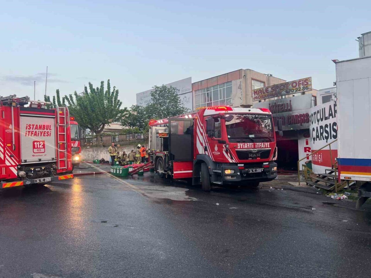 Başakşehir’de dün akşam saatlerinde parfüm imalatı tesisinde yangın çıktı. Yangın