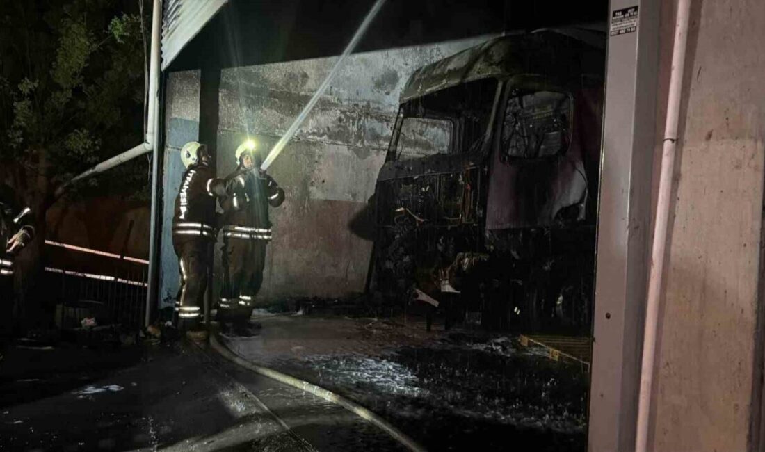 İstanbul Başakşehir’de tamirhanede bulunan bir tırda yangın çıktı. Olay, saat