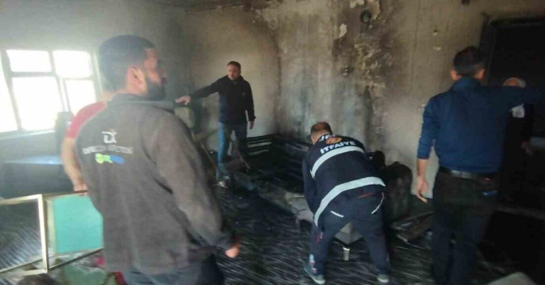 Van’ın Başkale ilçesinde bir evde çıkan yangın, itfaiye ekipleri tarafından