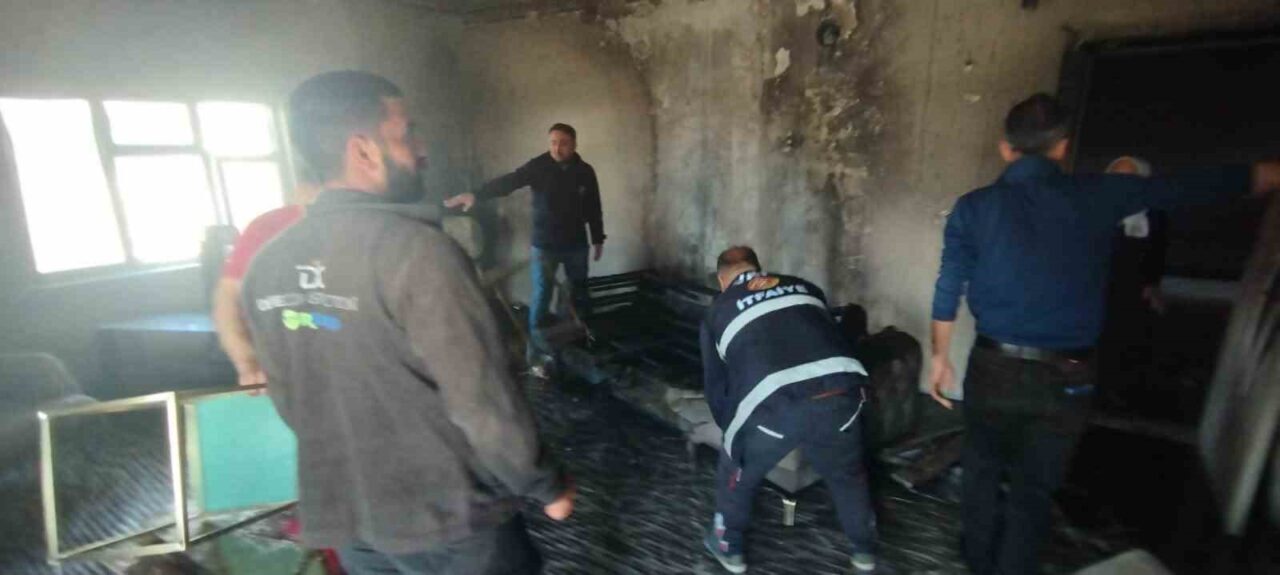 Van’ın Başkale ilçesinde bir evde çıkan yangın, itfaiye ekipleri tarafından