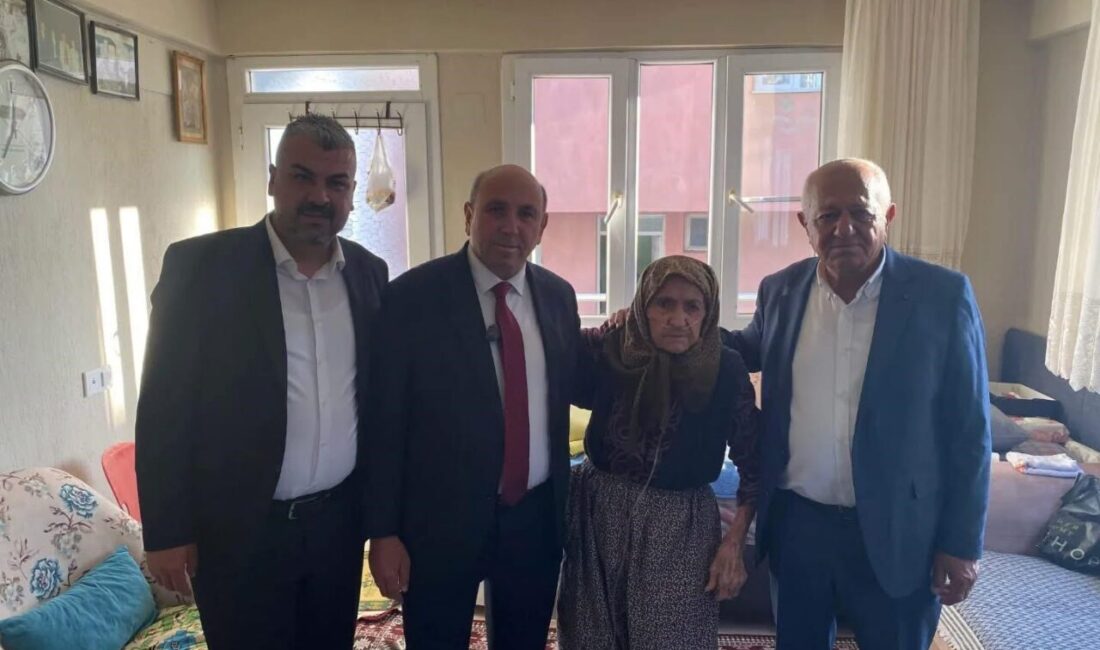 Sarıgöl Belediye Başkanı Tahsin Akdeniz, Kurban Bayramı namazını Sarıgöl ilçesine