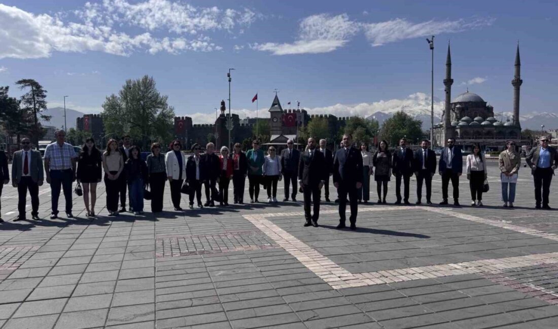 Kayseri’de 14 Mayıs Bilimsel Eczacılık Günü dolayısıyla düzenlenen çelenk koyma