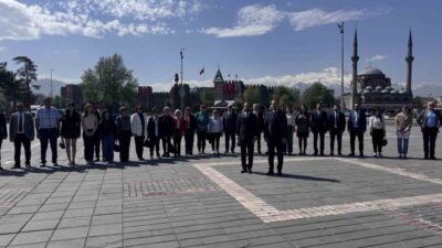 Kayseri’de 14 Mayıs Bilimsel Eczacılık Günü dolayısıyla düzenlenen çelenk koyma