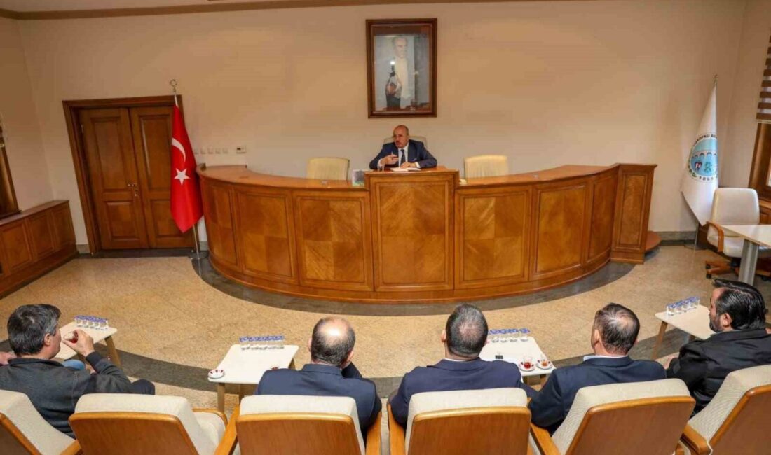 İstişare toplantısında STK temsilcileri ve mahalle muhtarlarıyla bir araya gelen
