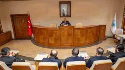 İstişare toplantısında STK temsilcileri ve mahalle muhtarlarıyla bir araya gelen