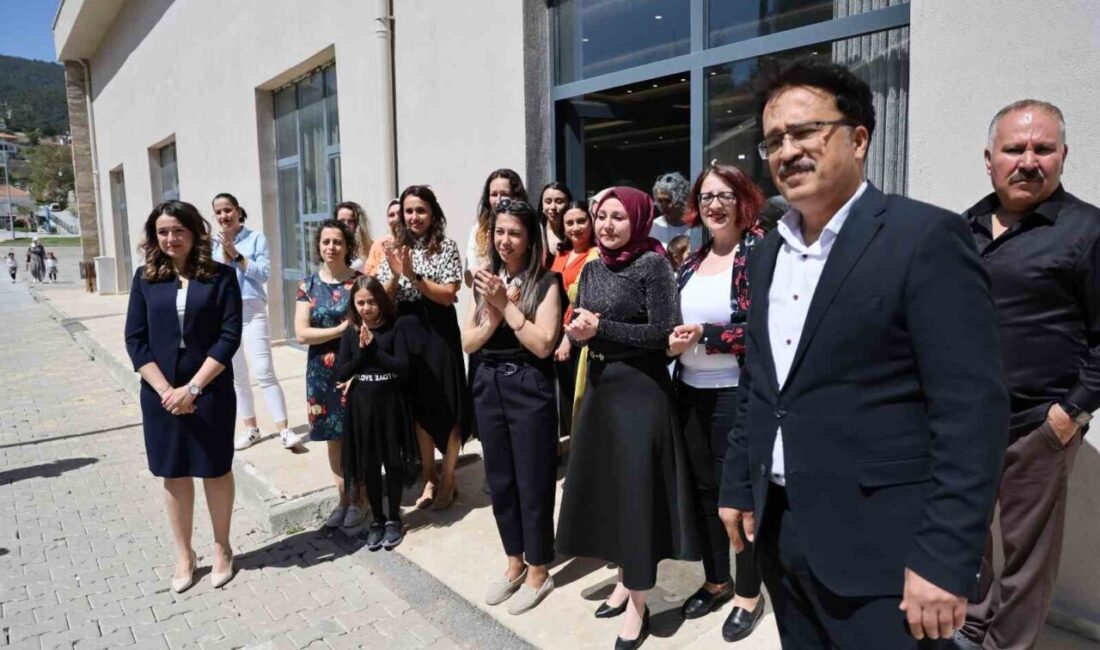 Çameli Belediye Başkanı Cengiz Arslan ve beraberindeki protokol üyeleri, Anneler