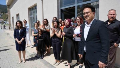 Çameli Belediye Başkanı Cengiz Arslan ve beraberindeki protokol üyeleri, Anneler
