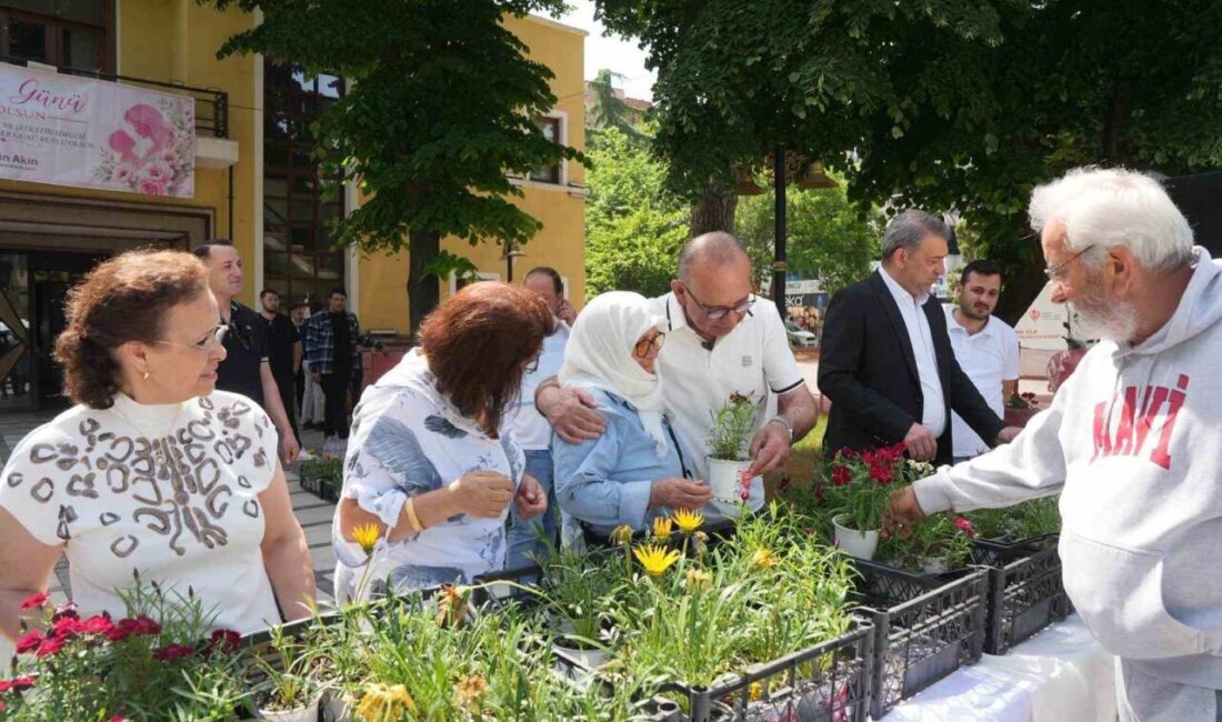Turgutlu Belediye Başkanı Çetin Akın, Anneler Günü dolayısıyla düzenlenen programlarda