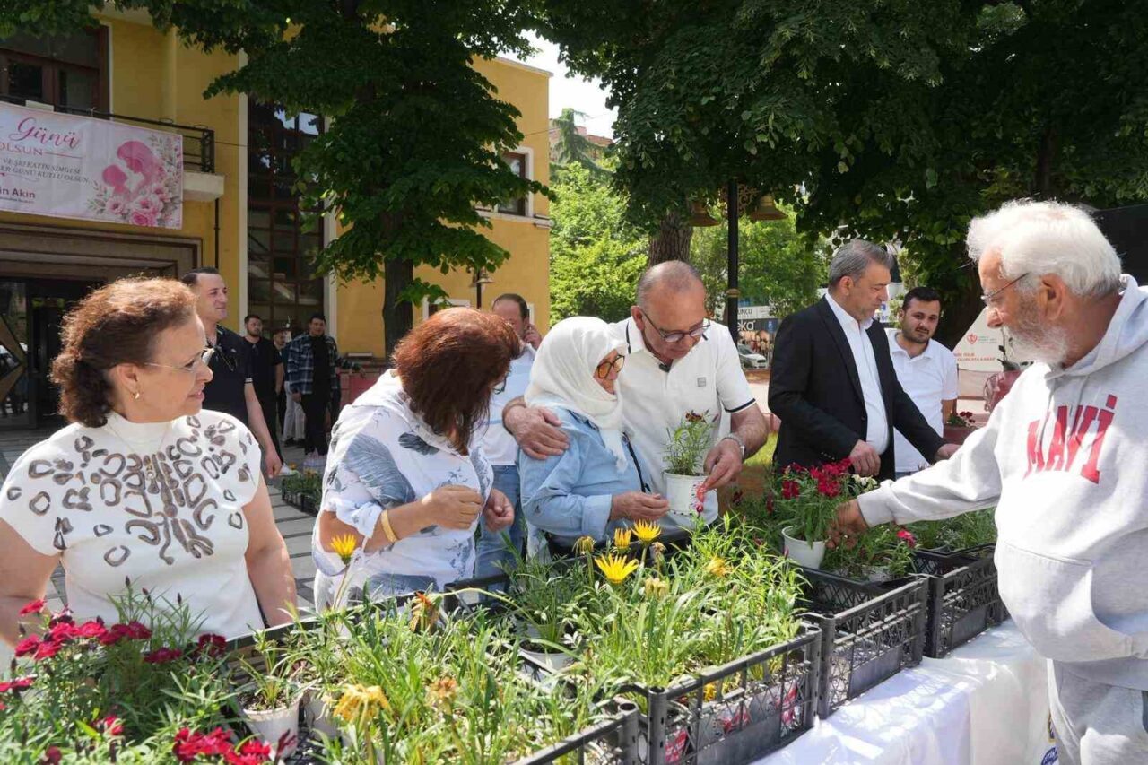 Turgutlu Belediye Başkanı Çetin Akın, Anneler Günü dolayısıyla düzenlenen programlarda