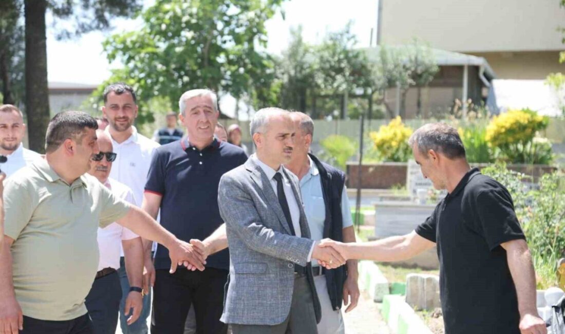 Çayırova Belediye Başkanı Bünyamin Çiftçi, Kurban Bayramı arifesinde yakınlarının kabirlerini