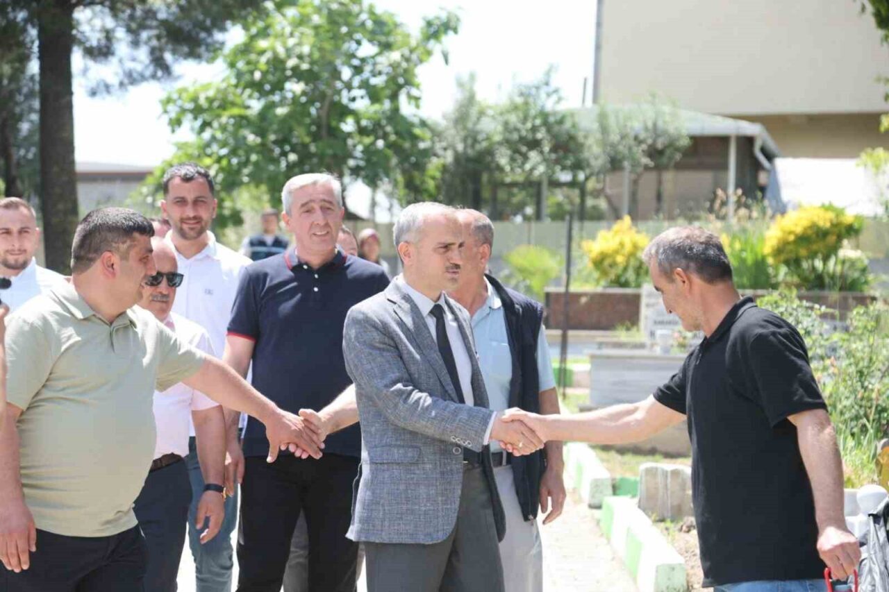 Çayırova Belediye Başkanı Bünyamin Çiftçi, Kurban Bayramı arifesinde yakınlarının kabirlerini