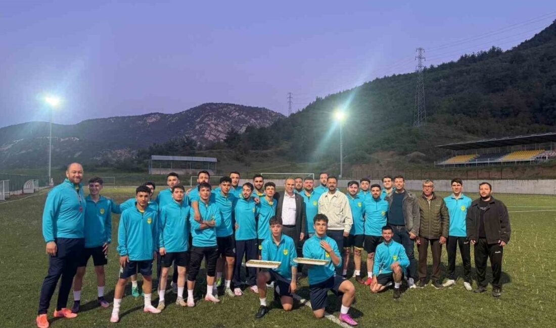 Bayırköy Belediye Başkanı Aykut Dilsiz, belediye ait kulübün antrenmanında futbolcularla