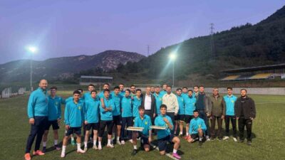 Bayırköy Belediye Başkanı Aykut Dilsiz, belediye ait kulübün antrenmanında futbolcularla