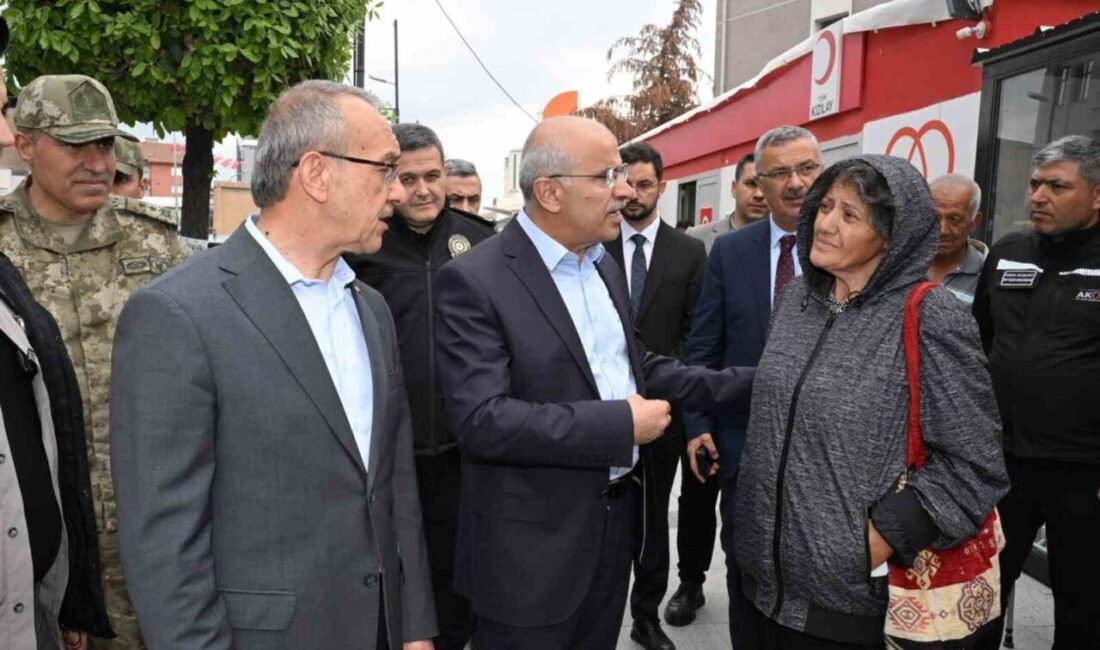 Malatya Büyükşehir Belediye Başkanı Sami Er, deprem sonrası sahada çalışmaları