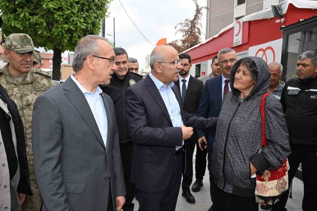 Malatya Büyükşehir Belediye Başkanı Sami Er, deprem sonrası sahada çalışmaları