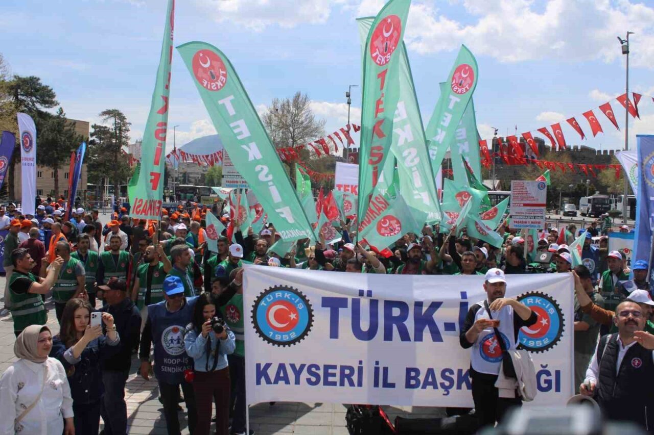 Kayseri’de 1 Mayıs Emek ve Dayanışma Günü dolayısıyla düzenlenen programda