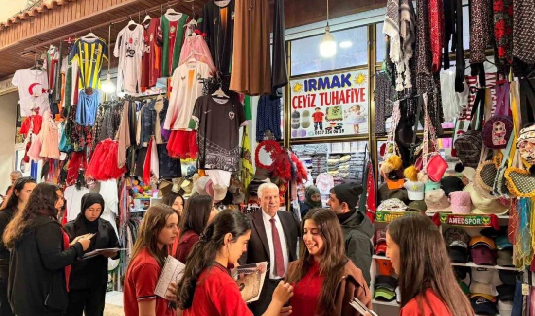 Diyarbakır’ın Çermik İlçe Belediye Başkanı Şehmus Karamehmetoğlu, vatandaşları broşür dağıtarak,