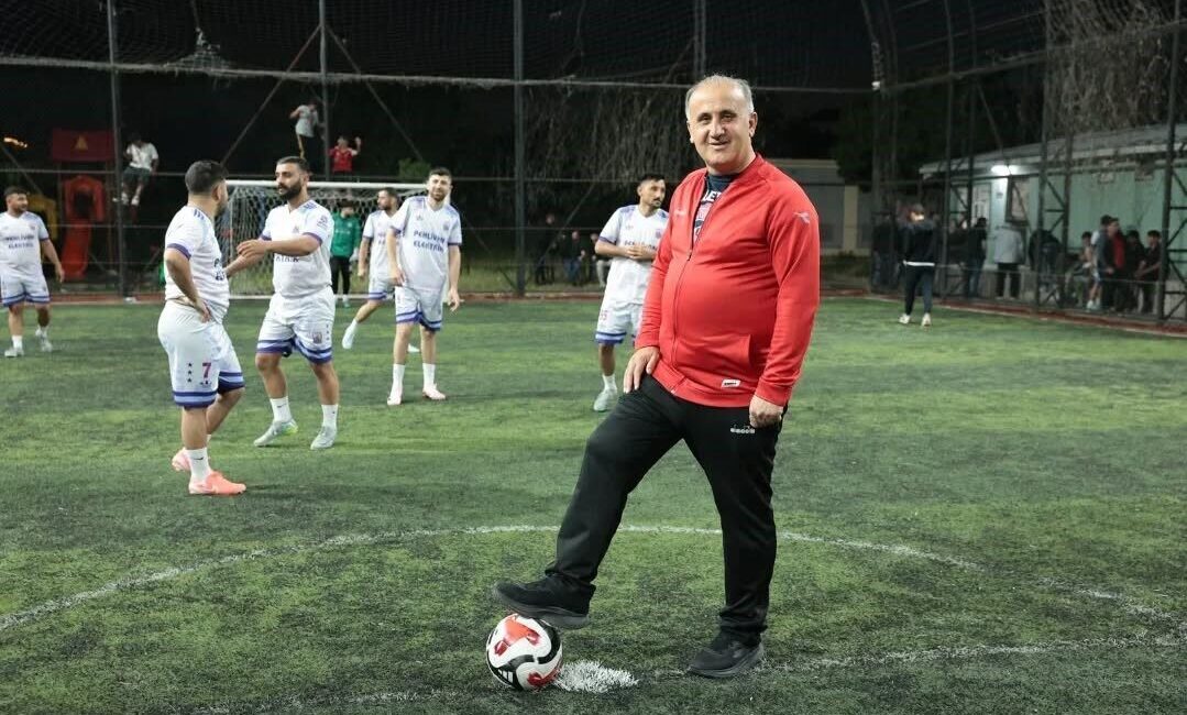 İncirliova Belediye Başkanı Aytekin Kaya, Gerenkova Mahallesi’nde düzenlenen halı saha