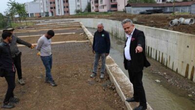 Cumayeri Belediye Başkanı Mustafa Koloğlu, merkezden geçen dere üzerinde devam